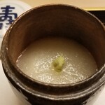 道人 - ①炭火炙り伊勢海老(兵庫県淡路島産)の蕪餡(利尻昆布出汁)掛け
      蕪餡の上に山葵が載っているだけに見えます。