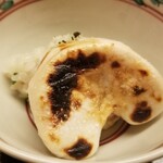 道人 - ②虎河豚白子(兵庫県淡路島産)と虎河豚出汁で炊いた餅米を添え
      表面はパリッ感&モッチリ、中はトロトロ、濃厚なコクとクリーミーさ
      餅米は虎河豚雑炊の濃縮ご飯の様で凄い！
      平凡な見た目に反する美味しさ