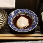 道人 - ③てっぴ、白子ポン酢、葱醤油
      てっぴ、醤油は少し垂らすくらいの薄味
      寝かせてないのにプリッとしてます。
      白子ポン酢は激ヤバの旨さ、もう酒のアテ。
      葱醤油は虎河豚にジャストミート！