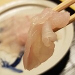 道人 - ③虎河豚(兵庫県淡路島産、4.2kg、6時間前〆)
      先ずはそのままで。
      朝〆の活かったお刺身を出される京都の名店では表面が湿った光を帯びている事がある
      その時はコリッ感と旨みの深さが両立されています。