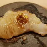 道人 - ③虎河豚(兵庫県淡路島産、4.2kg、6時間前〆)、石焼き、葱醤油
      醤油の焦げる芳ばしさが食欲を刺激
      素人の火入れでも美味しいのは食材の良さと仕込みの技術のおかげ？
      寝かせ時間は6時間なのに凄いぞ！