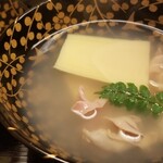 道人 - ④筍(福岡県合馬産)と蛤(千葉県九十九里浜産)の利尻昆布&蛤出汁のお椀、川海苔(熊本県八代産)添え
      奥井海生堂の蔵囲い利尻昆布の1級かな？
      お出汁の味わいが深く美味しい♪
      もちろん筍も蛤も◎です。