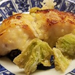 道人 - ⑤白甘鯛(愛媛県八幡浜産)の西京焼き、蕗の薹の天麩羅を添え
      産卵期は夏～秋、旬は冬～春
      火入れはホワッとした軟らかさで焼き立て過ぎず絶妙
      西京味噌は濃過ぎず白甘鯛らしい上品な脂の旨みと甘さを感じる