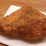 道人 - ⑦醤油漬け真名鰹(兵庫県淡路島産)のおかき揚げ
      産卵期は初夏～夏、旬は冬～初夏
      独特の臭みを抑えつつ旨みを引き出すのが難しい
      醤油漬けがドンピシャにハマっており
      プリプリで旨みの強さが引き出されてます