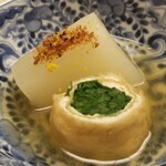 道人 - ⑧焚き淀大根(京都府産)と畑菜しのだ巻き、利尻昆布出汁
      こういうホッとする焚きものは肉も魚も無い分だけ、料理人さんの出汁と煮込みの火入れがダイレクトに出てきますね。