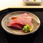 道人 - ⑫しび鮪(本鮪の幼魚)(京都府舞鶴産、10kg)
      本鮪の幼魚は近海の大型本鮪と異なり、入手し易く仕入れ力よりも仕込みと斬る技術に左右されます。
      それでも唸ってしまうのですから降参です。