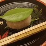 道人 - ⑭椿餅(金柑入り)
      サッパリとした柑橘の酸味&甘みが食べ過ぎた胃袋をほんの少し軽くしてくれます。
