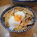 ラーメン ソレナリ - ライスに辛もやし(いずれもサービス)に温玉