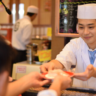 今、食べていただきたいお寿司を心を込めて握ります