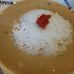 横浜家系ラーメン 丸福 - みそラーメンのスープにライスドボンッ！