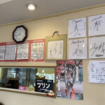 菓子工房　とらや - ご近所の強豪・智弁高校の球児たちのサインが並びます♫