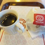 ドムドムハンバーガー - ホットコーヒーとチーズバーガー