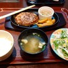 箸で食べるあつあつ鉄皿ハンバーグとカレーのお店