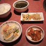 わかまつ - ランチのサラダ、ナムル、キムチ、わかめスープ、ごはん
