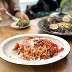 METoA Cafe ＆ Kitchen - トマトとオリーブのパスタ