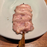 オオクサ - 信玄鶏の羽子板です　大きな切りつけ方で4つ刺してあります　こんなにでかいのよく揃えられると感心しつついただきます