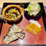 Suzukino - お摘みセットです　左上：かずのこ松前漬 右上：牡蠣南蛮 左下：さんまの蒸し煮 右下：自家製唐墨