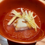 とり茶太郎 - 胸肉の揚げ出しと黄韮のお吸い物がお通し代わり　洒落た一品でそんじょそこらの焼鳥屋とは違うことがわかります