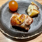 とり茶太郎 - 燻製三種盛り　比内地鶏の金柑とモモ肉 スピッチコチーズです 