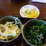 つだ - しらすとほうれん草の和え物・マカロニサラダ・白菜の漬物と沢庵