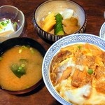 餃子菜館 忠華 - カツ丼￥840：たくさん付いてきた