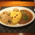 小エビとモルジブフィッシュのカレーとキーマカレーのあいがけ