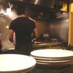 レオーネ - 厨房では、イケ面男子３名が、キビキビと作業している