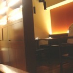 レオーネ - カウンター後ろに、BOX席がある