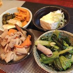 Kushibukurou - 選べるお通しの中から
                        漬け物盛り合わせ・冷奴・モツ煮・小松菜のお浸し をシェア