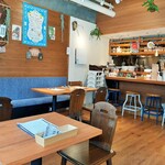 CUCINA MAGGIO - 店内はあちこちにグリーンを配し、スッキリ開放的でカジュアルな雰囲気