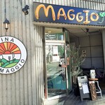 CUCINA MAGGIO - 谷町四丁目の角地にあるお店は、オレンジ色に光るMAGGIOの文字が目印