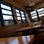 たまご - 磨きこまれた店内