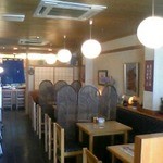 Ichiraku Sushi - ランチや夜の居酒屋メニューを楽しむテーブル席