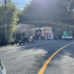 あざみ - 県道の拡張工事によって店舗前の旧道は駐車場となっています。たくさん車を止められます。