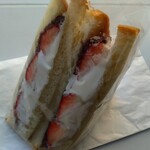 パン家のどん助 - 苺アンホイップ