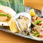 Assorted grilled live shellfish