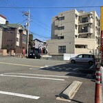 天理スタミナラーメン - 駐車スペースも十分！徒歩でも、お車でも、徒歩でもアクセスしやすいお店です。駐車場は無料です。