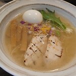 麺屋 ダイコク - 塩香味油のラーメン。
            トッピングに水菜や鶏チャーシューとヘルシーなものがうれしい