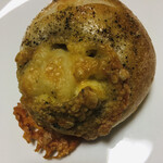 ヌフ・ベーカリーカフェ - こしょうパン   ￥90なり