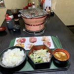 肉と魚とめん料理が充実している店 なにがしこころ - 嬉しい！牛・豚合い盛り焼肉ランチ