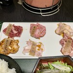 肉と魚とめん料理が充実している店 なにがしこころ - お肉