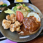 ホットワン 峠のごはんやさん - メインプレート。
            唐揚げ、ハンバーグ、目玉焼き。
            野菜サラダは定食に必須(〃ω〃)