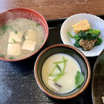 Hotsu To Wan Tougeno Gohan Yasan - 味噌汁、小鉢、茶碗蒸し。
                        定食は充実した内容。