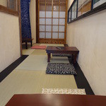 食堂　八 - 店内はテーブル3つのこじんまりした造り。