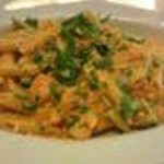 プルチーノ - 小エビとルッコラのトマトクリームソース（ペンネ）