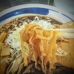 相変わらずのツルツルピロピロ麺！厚みがなくなった気がするがコシは健在！