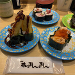 回転すしまんまん - 穴子天巻＋サーモン軍艦3種＋ブリトロ巻き＋本まぐろの鉄火