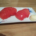 トンカツ X - 料理写真:冷やしトマト。これを提供するまでに なぜあんなに厨房でゴタゴタする必要あるのか? 普段 いかに真面目に仕事してないかが、よくわかる駄目っぷりでした。