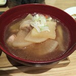 トンカツ X - 料理写真:豚汁。出汁や味噌の風味が恐ろしいほど希薄な豚汁。何をどうすれば豚汁で こんなに出汁が出ないのか不思議(肉と野菜を煮れば出汁は出る)でならない。あっ、レトルト具材を湯に投入しただけだからか?