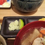 トンカツ X - 料理写真:大根おろし。面取りもせずに おろしてるんかい(´д`|||)